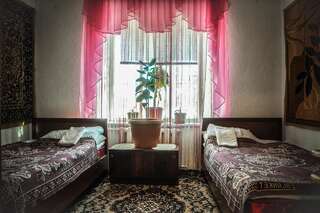 Гостевой дом Guesthouse Kishimzhan Talas Двухместный номер с 2 отдельными кроватями и общей ванной комнатой-4