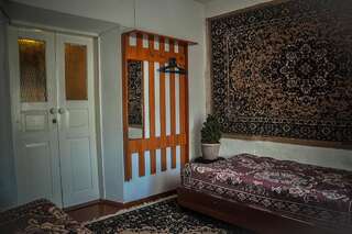 Гостевой дом Guesthouse Kishimzhan Talas Двухместный номер с 2 отдельными кроватями и общей ванной комнатой-5