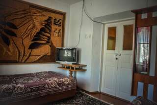 Гостевой дом Guesthouse Kishimzhan Talas Двухместный номер с 2 отдельными кроватями и общей ванной комнатой-6