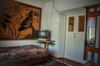 Гостевой дом Guesthouse Kishimzhan Talas Двухместный номер с 2 отдельными кроватями и общей ванной комнатой-8