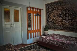 Гостевой дом Guesthouse Kishimzhan Talas Двухместный номер с 2 отдельными кроватями и общей ванной комнатой-9